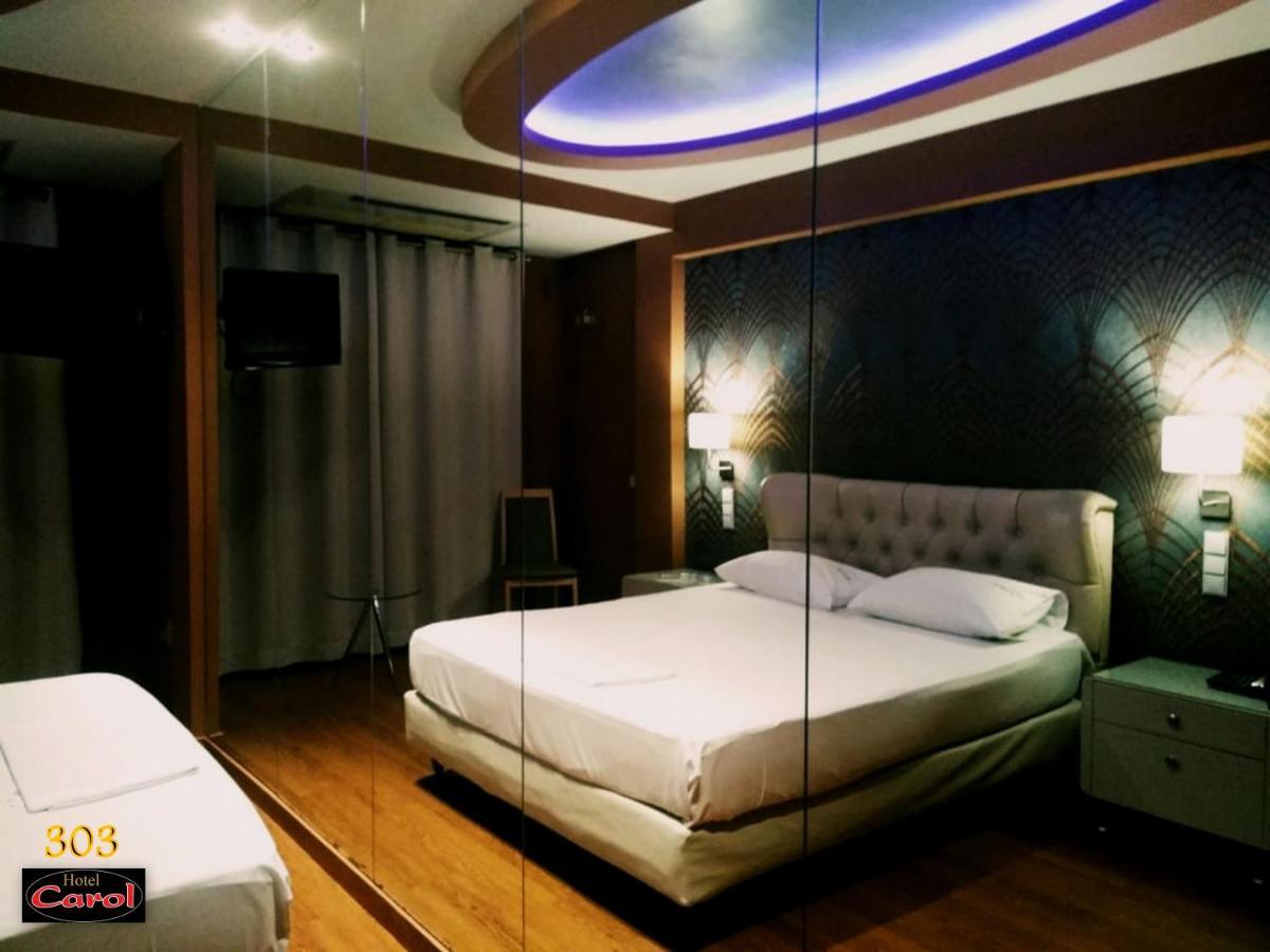 Carol Hotel Пирея Екстериор снимка