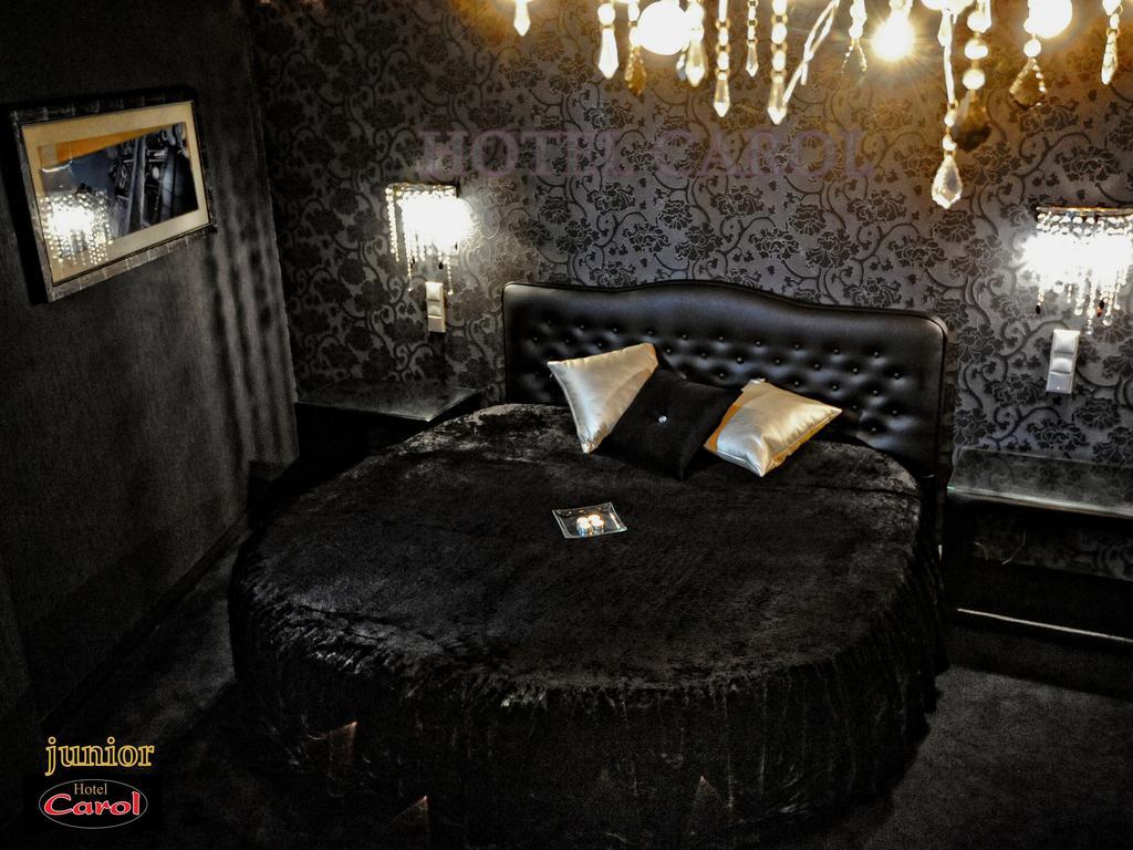 Carol Hotel Пирея Екстериор снимка