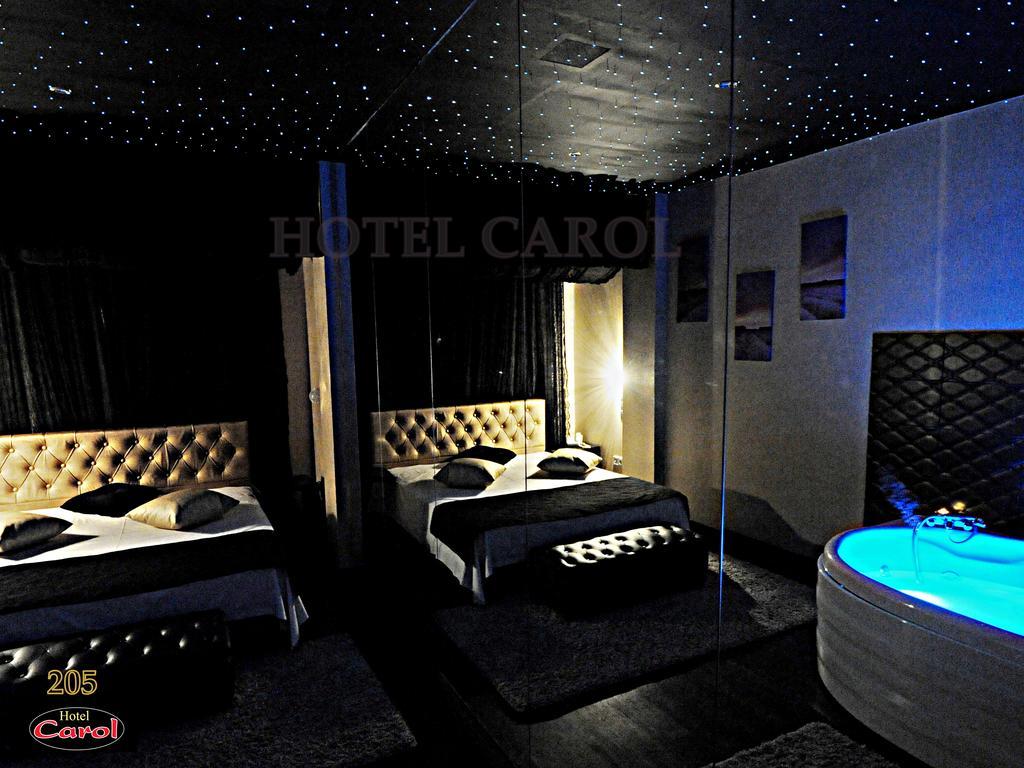 Carol Hotel Пирея Екстериор снимка