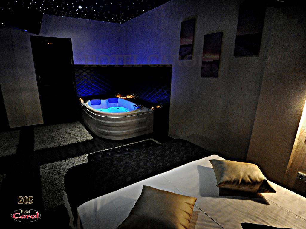 Carol Hotel Пирея Екстериор снимка