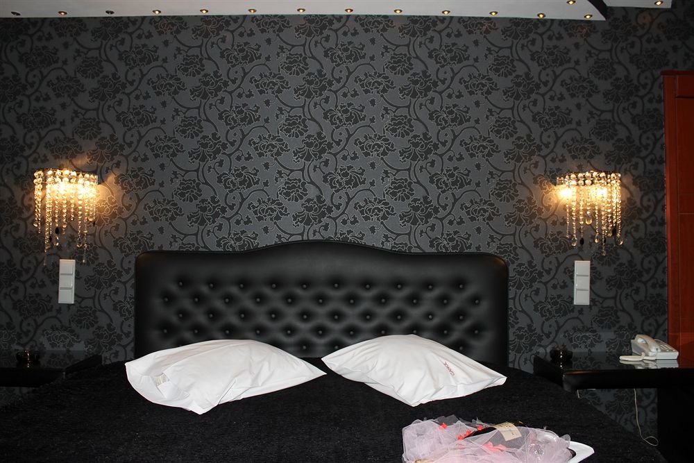 Carol Hotel Пирея Екстериор снимка