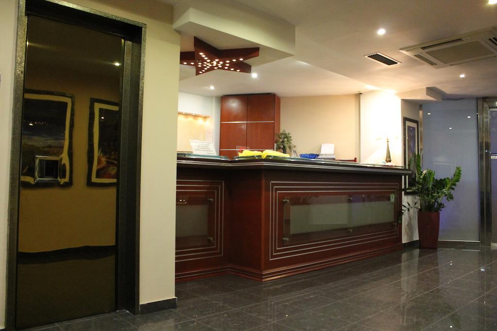 Carol Hotel Пирея Екстериор снимка
