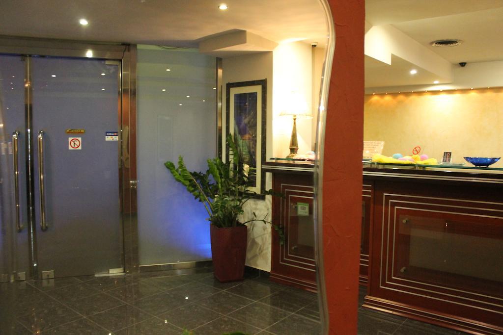 Carol Hotel Пирея Екстериор снимка