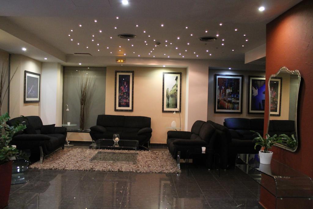 Carol Hotel Пирея Екстериор снимка